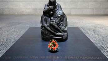 La sculpture Pietà « Mère avec son fils mort » au Mémorial de la Neue Wache à Berlin 